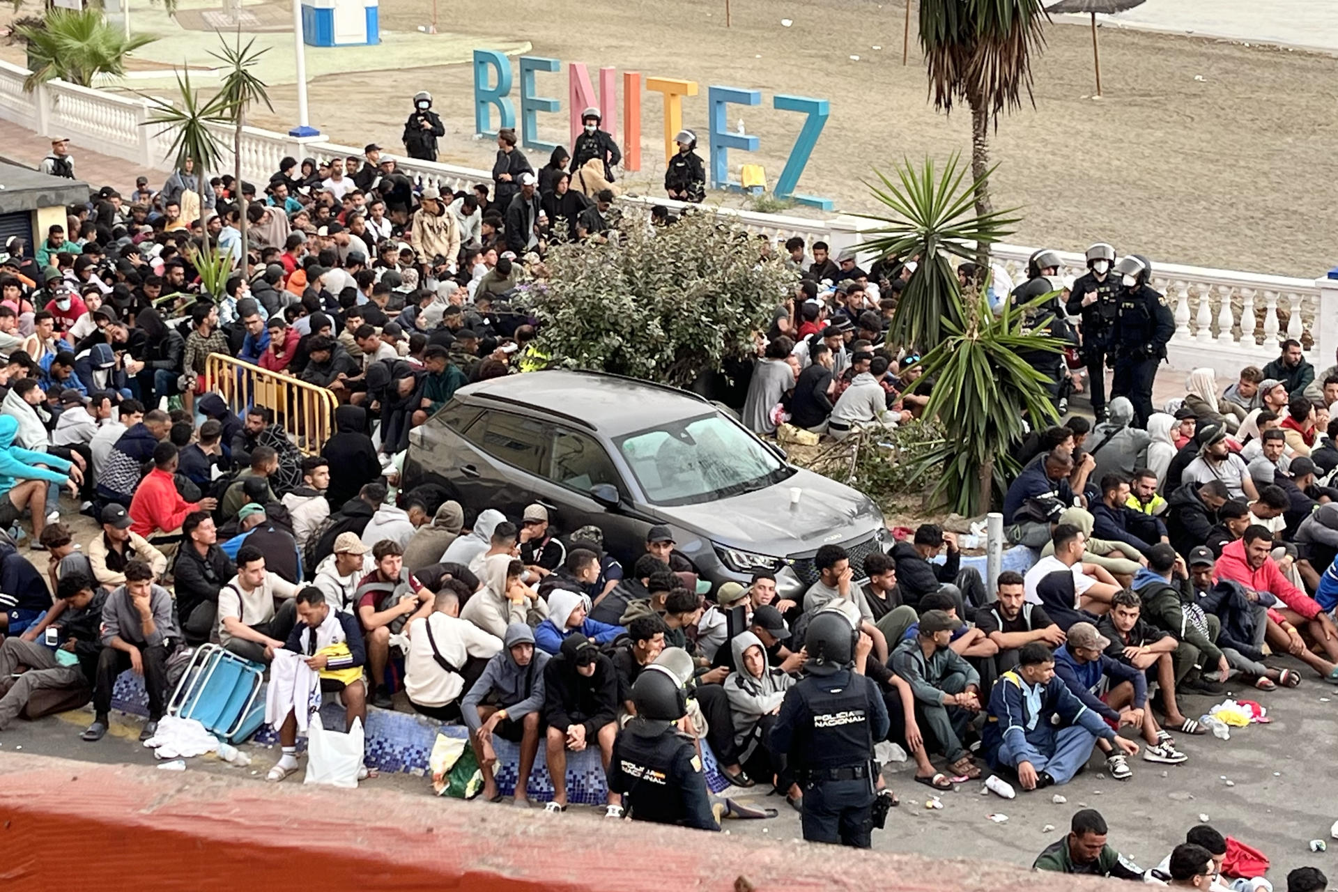 CEUTA, 18/09/2026.- Traslado de migrantes asentados en la playa de Benítez, este viernes. Las autoridades han iniciado a primera hora de este viernes el traslado de los migrantes asentados en las playas de Benítez y el Trampolín de Ceuta hasta el campamento temporal habilitado en el puerto de la ciudad, con capacidad para unas 1.700 personas. Un amplio dispositivo policial se ha desplegado en torno a las 7:15 de la mañana en ambos asentamientos, donde permanecen adultos y menores desde la entrada masiva registrada el pasado 30 de julio. EFE/Reduan