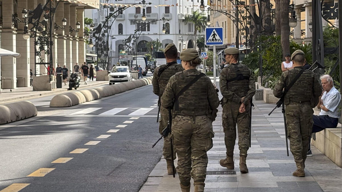 CEUTA, 22/09/2026.- militares desplegados en pleno centro de la ciudad autónoma de Ceuta este martes, un día antes de las elecciones legislativas en Marruecos este miércoles. EFE/Roberto Ruiz Oliva