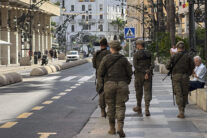 CEUTA, 22/09/2026.- militares desplegados en pleno centro de la ciudad autónoma de Ceuta este martes, un día antes de las elecciones legislativas en Marruecos este miércoles. EFE/Roberto Ruiz Oliva