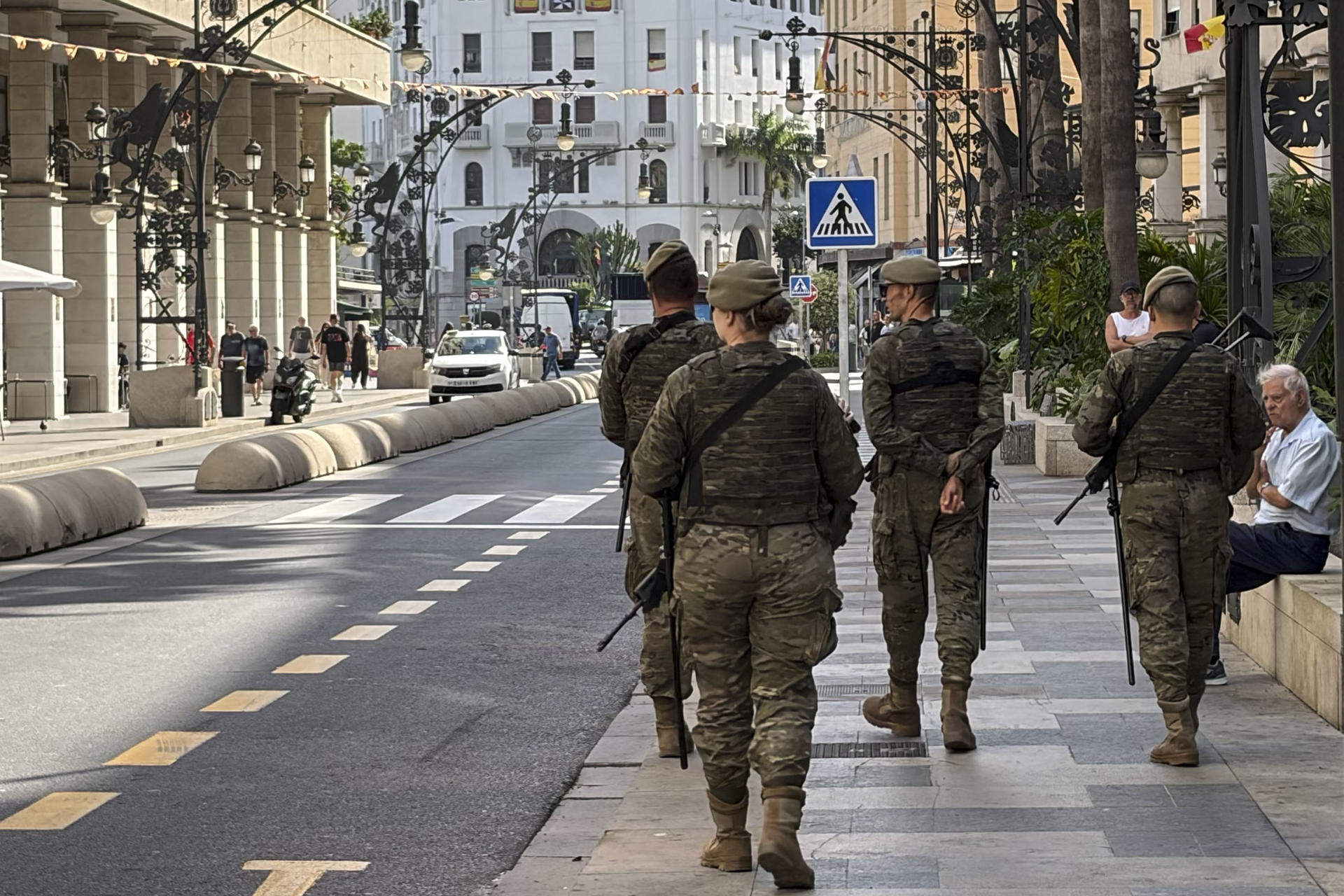 CEUTA, 22/09/2026.- militares desplegados en pleno centro de la ciudad autónoma de Ceuta este martes, un día antes de las elecciones legislativas en Marruecos este miércoles. EFE/Roberto Ruiz Oliva