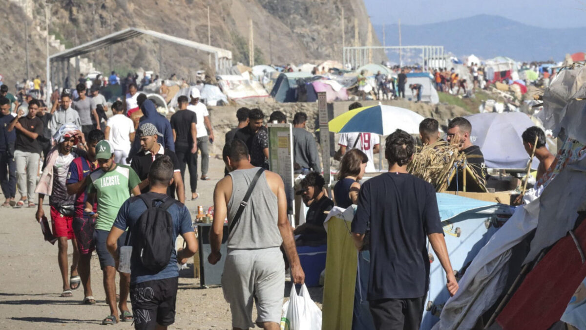 CEUTA, 23/09/2026.- Vista de la playa del Trampolín de Ceuta, este miércoles. Mientras focos, drones y prismáticos de las fuerzas de seguridad miran este miércoles a la frontera que separa España de Marruecos ante el llamamiento a una nueva entrada masiva de migrantes, algo que hasta este mediodía no se había producido, la vida sigue abriéndose paso al otro lado de Ceuta, en la ya conocida playa del Trampolín. EFE/ Reduan