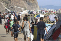 CEUTA, 23/09/2026.- Vista de la playa del Trampolín de Ceuta, este miércoles. Mientras focos, drones y prismáticos de las fuerzas de seguridad miran este miércoles a la frontera que separa España de Marruecos ante el llamamiento a una nueva entrada masiva de migrantes, algo que hasta este mediodía no se había producido, la vida sigue abriéndose paso al otro lado de Ceuta, en la ya conocida playa del Trampolín. EFE/ Reduan