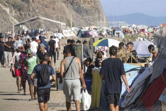 CEUTA, 23/09/2026.- Vista de la playa del Trampolín de Ceuta, este miércoles. Mientras focos, drones y prismáticos de las fuerzas de seguridad miran este miércoles a la frontera que separa España de Marruecos ante el llamamiento a una nueva entrada masiva de migrantes, algo que hasta este mediodía no se había producido, la vida sigue abriéndose paso al otro lado de Ceuta, en la ya conocida playa del Trampolín. EFE/ Reduan
