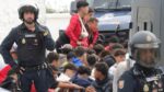 Una treintena de inmigrantes logra escapar del cordón policial en Playa Benítez durante el traslado al CATE de Ceuta