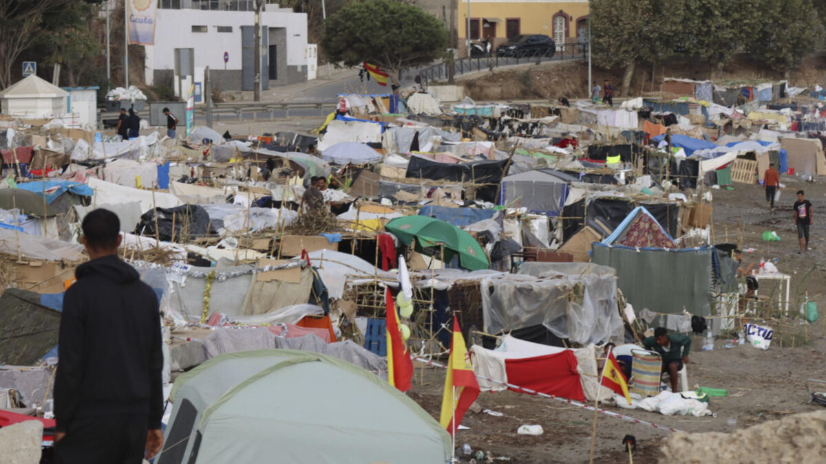 Vista de las tiendas de campaña y construcciones improvisadas por los migrantes asentados en la playa del Trampolín, en Ceuta