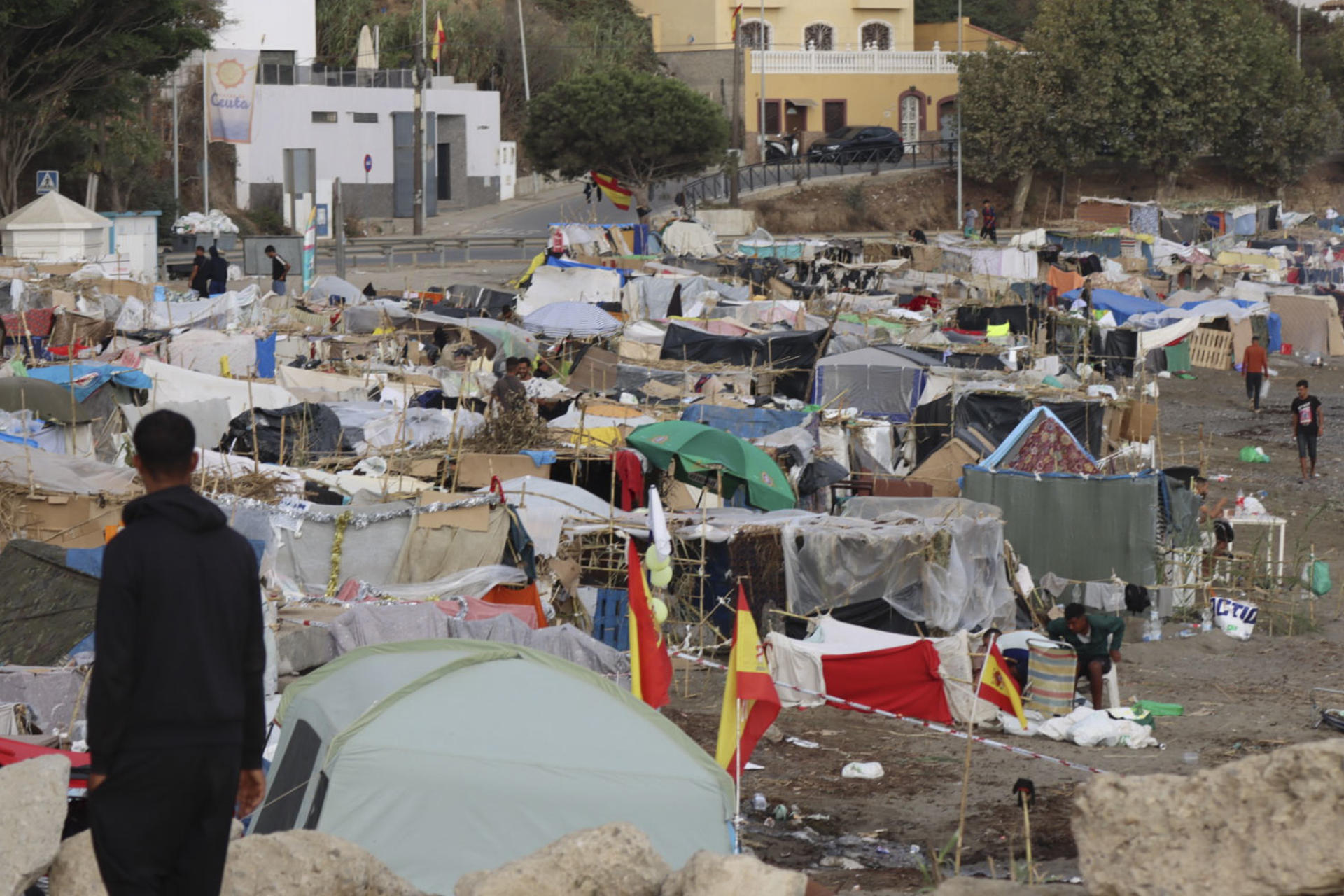 CEUTA, 06/09/2026.- Vista de las tiendas de campaña y construcciones improvisadas por los migrantes asentados en la playa del Trampolín, esta mañana en Ceuta. EFE/ Reduan