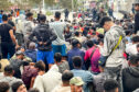 Una treintena de inmigrantes logra escapar del cordón policial en Playa Benítez durante el traslado al CATE de Ceuta