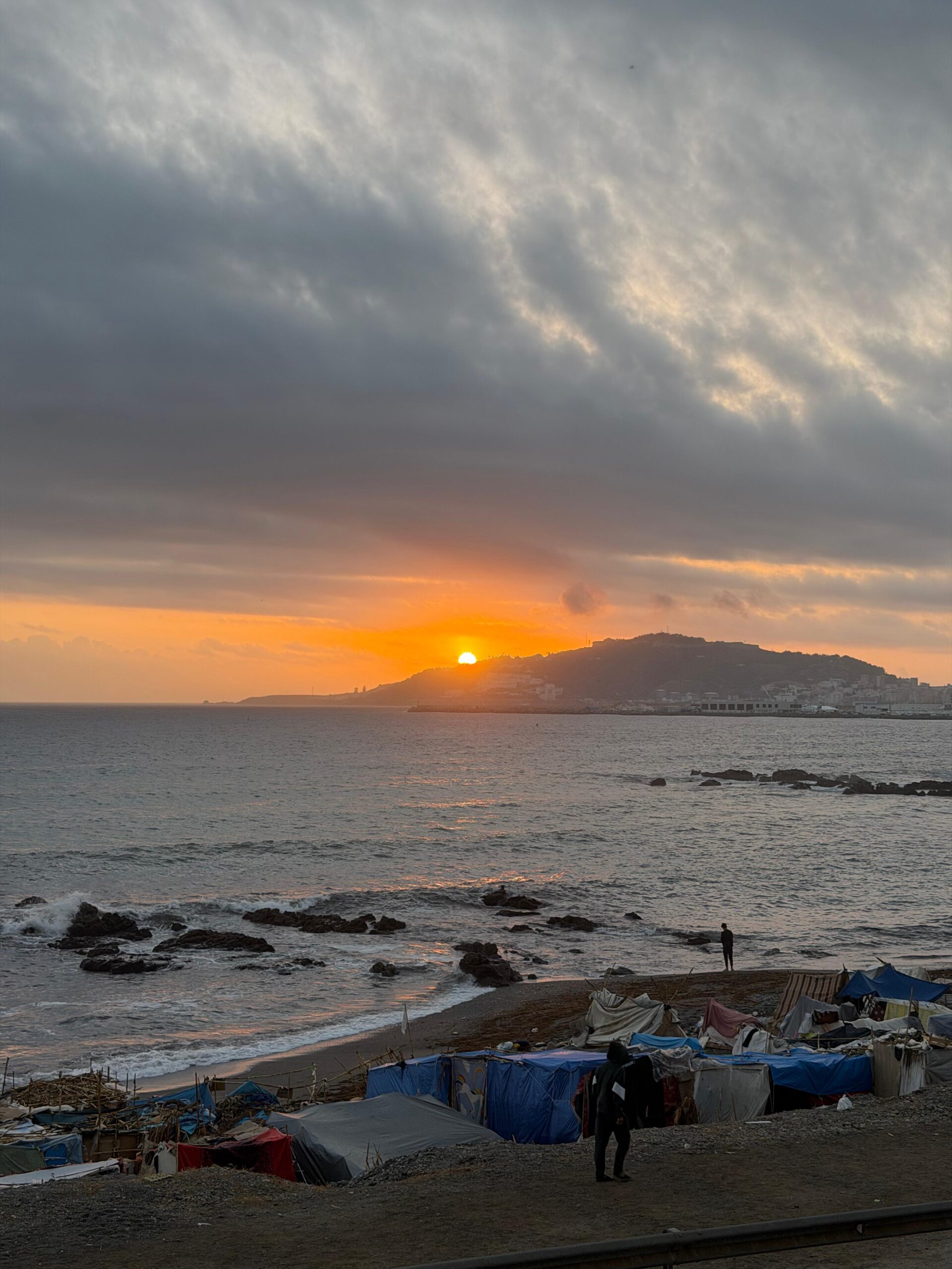 Carpas en la playa de Ceuta.