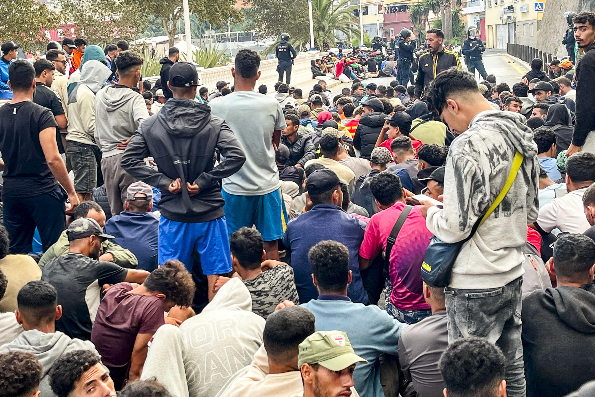 CEUTA, 18/09/2026.- Traslado de migrantes asentados en la playa de Benítez, este viernes. Las autoridades han iniciado a primera hora de este viernes el traslado de los migrantes asentados en las playas de Benítez y el Trampolín de Ceuta hasta el campamento temporal habilitado en el puerto de la ciudad, con capacidad para unas 1.700 personas. Un amplio dispositivo policial se ha desplegado en torno a las 7:15 de la mañana en ambos asentamientos, donde permanecen adultos y menores desde la entrada masiva registrada el pasado 30 de julio. EFE/Reduan