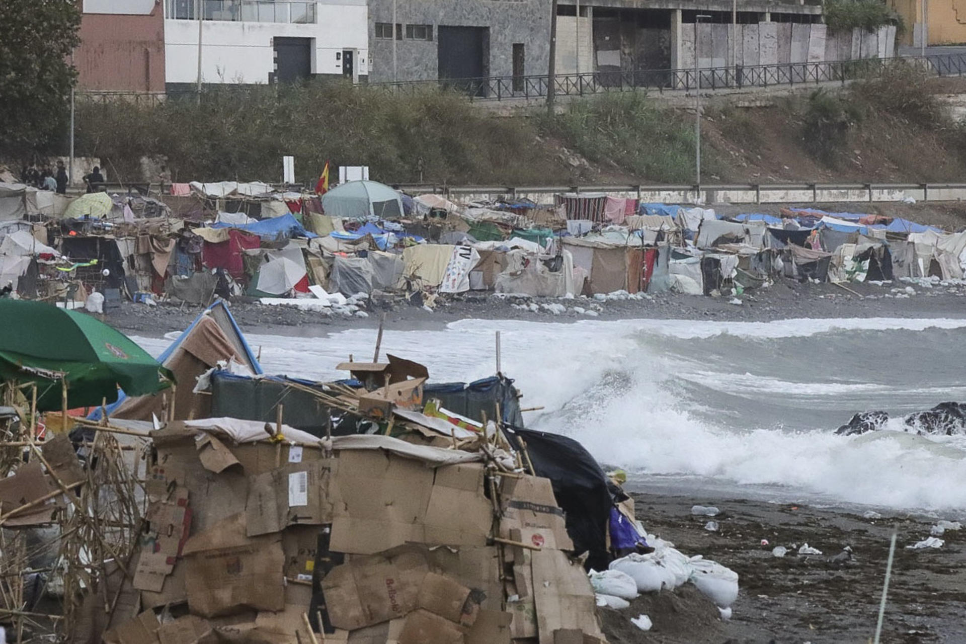 CEUTA, 20/09/2026.- Amanece este domingo en la playa del Trampolín en Ceuta. Varios miles de personas que entraron masivamente a la ciudad continúan acampados en las playas de Benítez y Trampolín a la espera de nuevos centros de acogida en Ceuta. EFE/Reduan