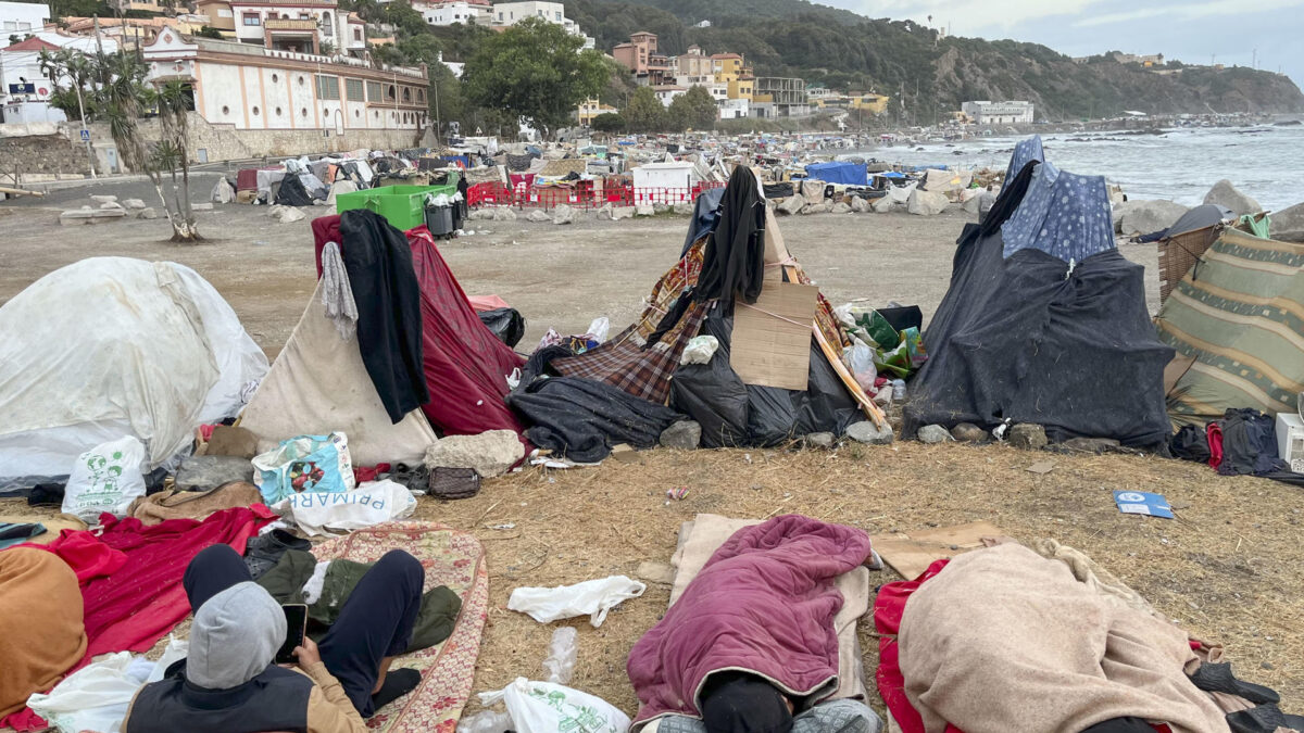 CEUTA, 20/09/2026.- Amanece este domingo en la playa del Trampolín en Ceuta. Varios miles de personas que entraron masivamente a la ciudad continúan acampados en las playas de Benítez y Trampolín a la espera de nuevos centros de acogida en Ceuta. EFE/Reduan