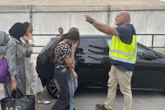 CEUTA, 01/09/2026.- La policía nacional inicia el traslado de menores a una nueva nave del polígono del Tarajal en Ceuta, este martes. EFE/Reduan