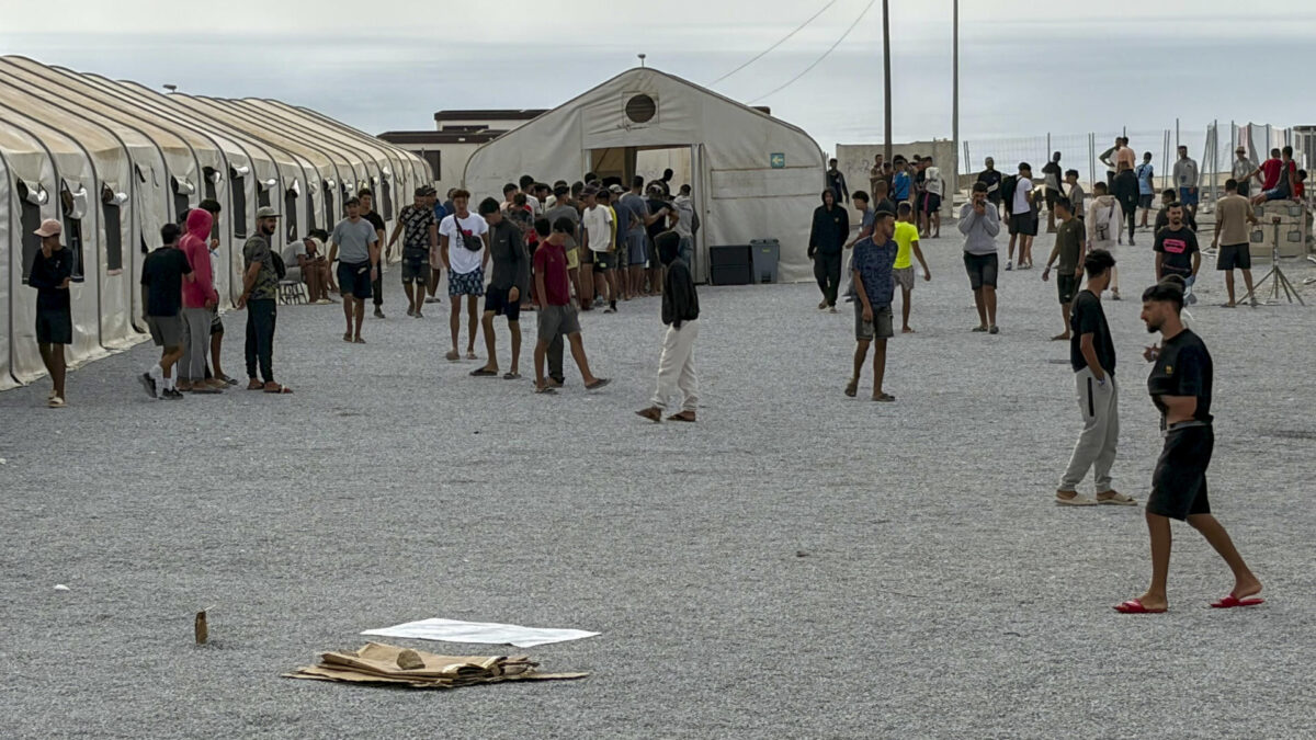 Primera jornada con ducha y comida para unos 850 migrantes en el nuevo campamento de Ceuta. EFE/Diego Márquez