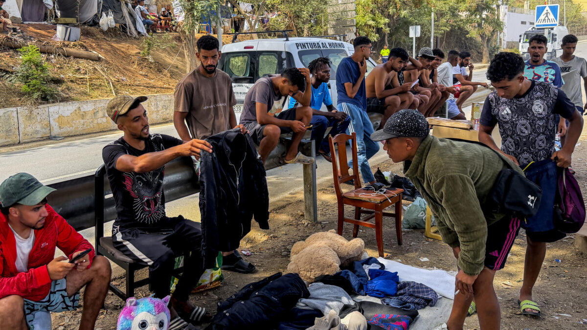 Asentamientos de inmigrantes sobre la arena de la playa del Trampolín, Ceuta