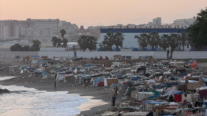 Asentamientos de inmigrantes sobre la arena de la playa del Trampolín, Ceuta