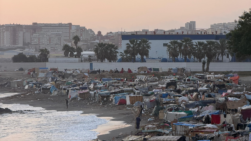 Asentamientos de inmigrantes sobre la arena de la playa del Trampolín, Ceuta