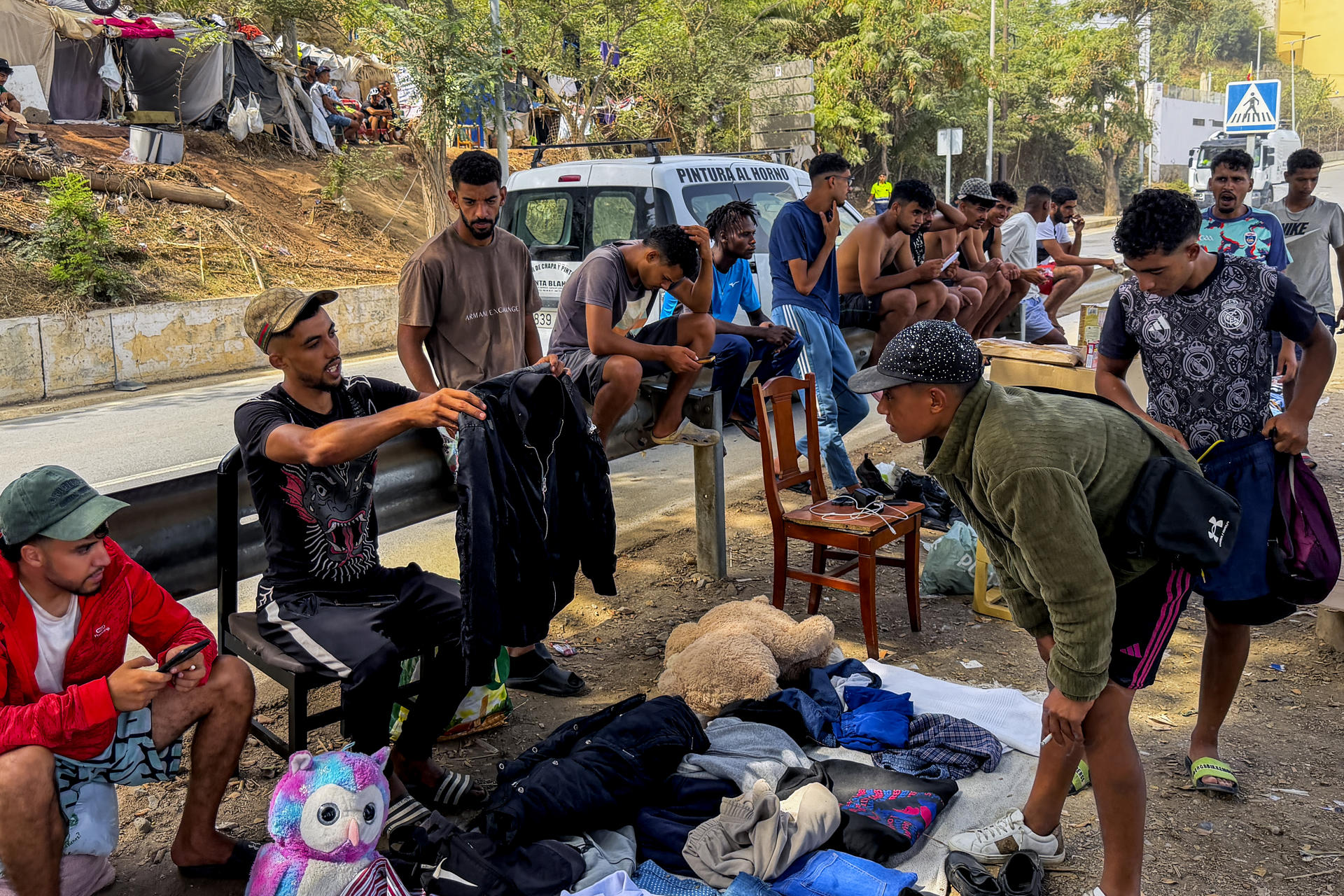 CEUTA, 07/09/2026.- Un migrante que se dedica a vender artículos en puestos ambulantes que se han levantado en la playa de El Trampolín de Ceuta ha asegurado este lunes que puede ganar hasta unos cuatro euros diarios y que en ocasiones vende también ropa cogida de la basura.EFE/ Laura Rincón