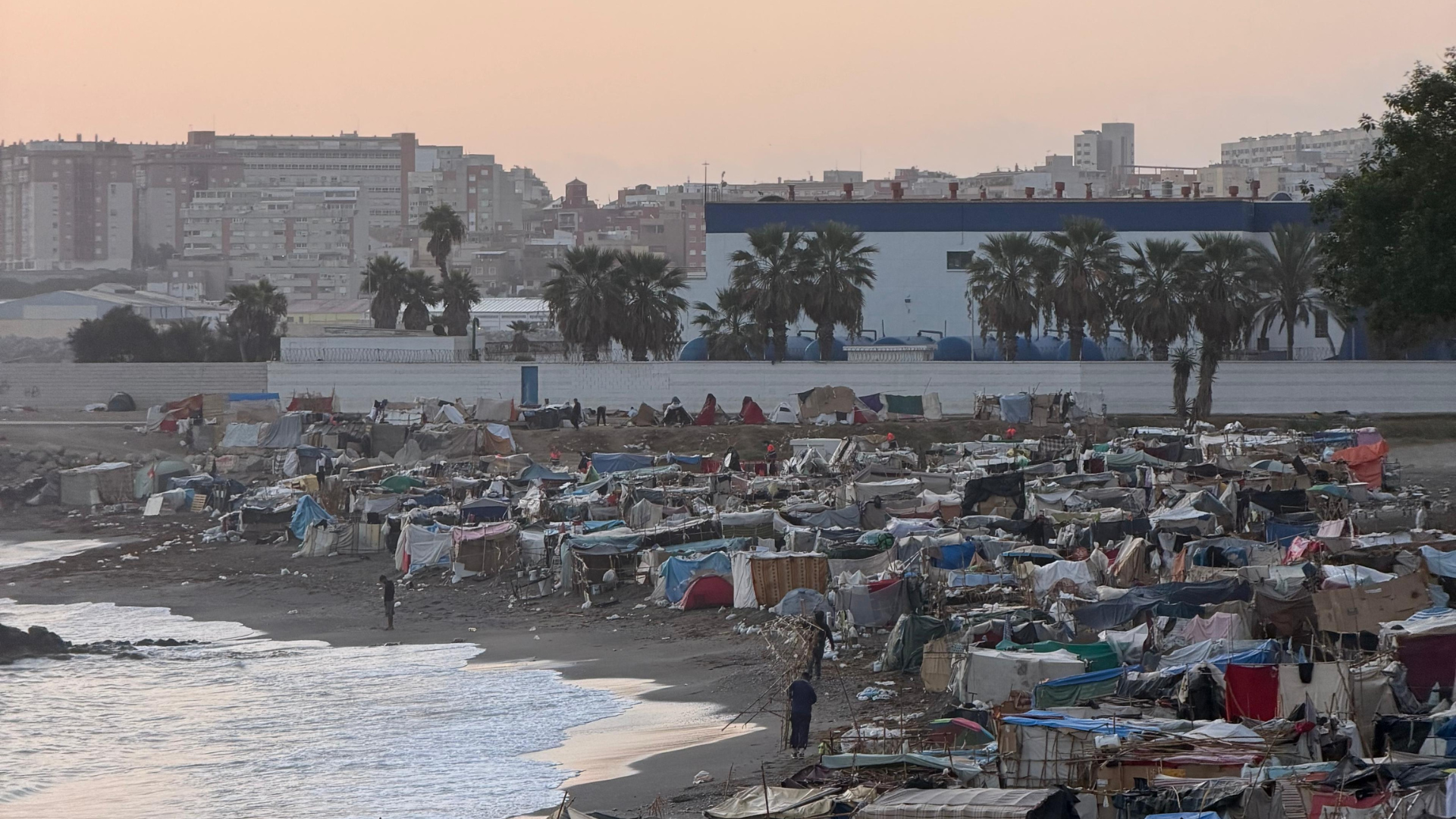 Asentamientos de inmigrantes sobre la arena de la playa del Trampolín, Ceuta