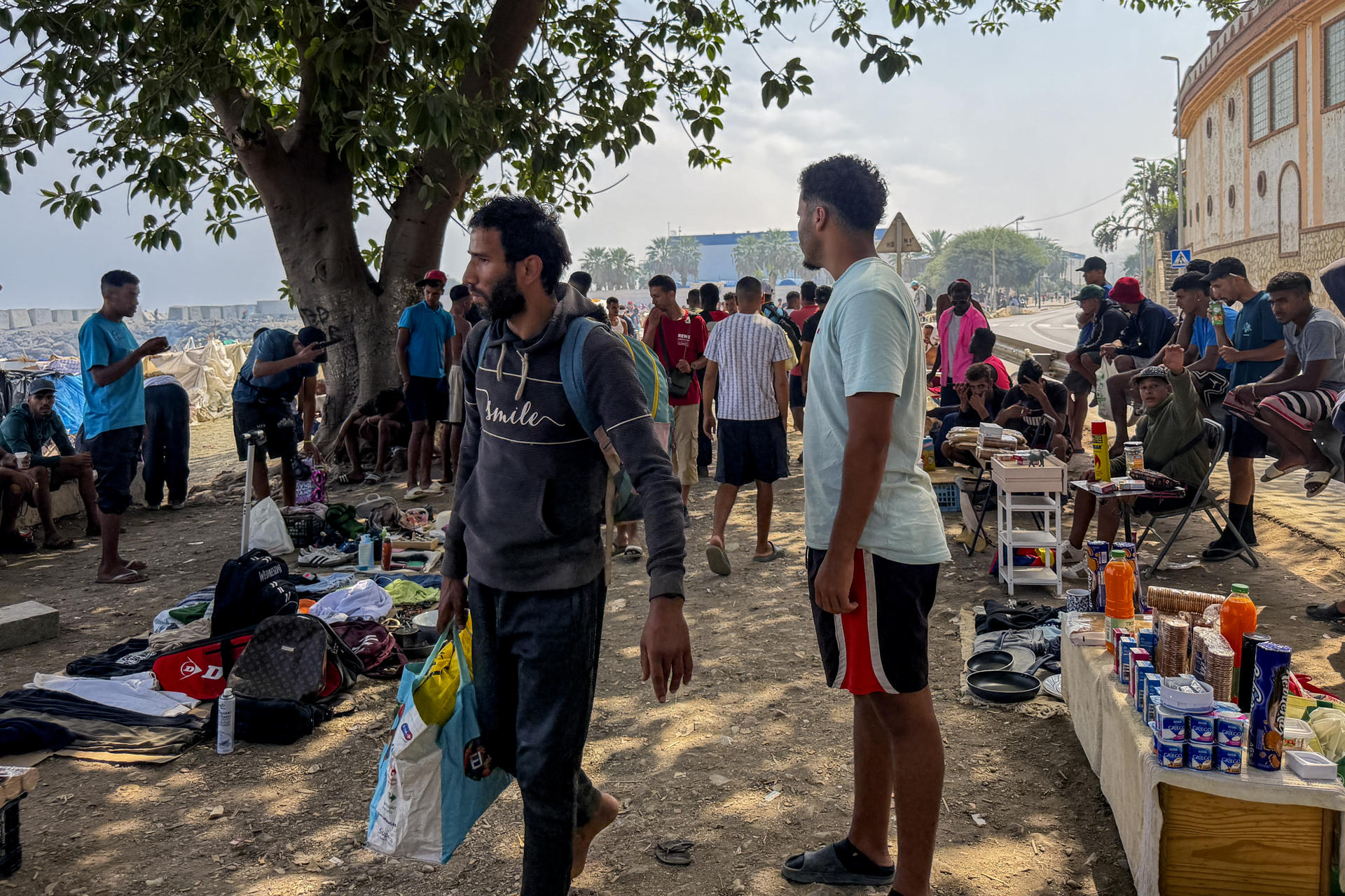CEUTA, 07/09/2026.- Un migrante que se dedica a vender artículos en puestos ambulantes que se han levantado en la playa de El Trampolín de Ceuta ha asegurado este lunes que puede ganar hasta unos cuatro euros diarios y que en ocasiones vende también ropa cogida de la basura.EFE/ Laura Rincón