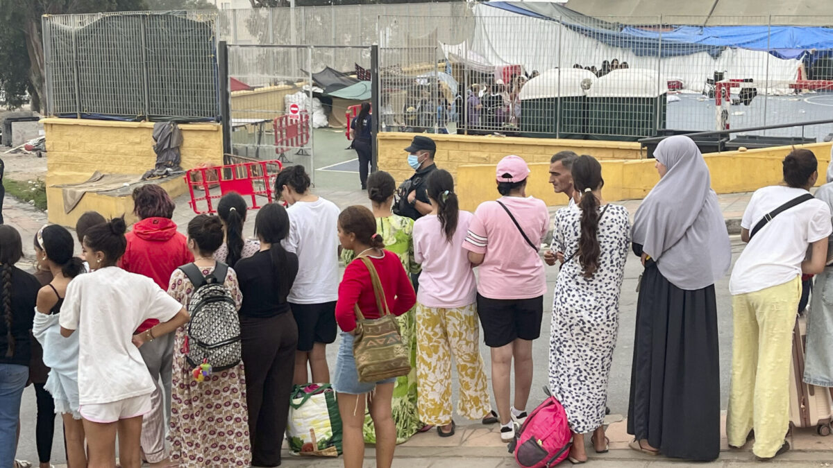 FOTODELDIA CEUTA, 05/09/2026.- Traslado de mujeres que estaban alojadas en el polideportivo de la barriada del Príncipe Alonso para ser reubicadas en una nave del polígono del Tarajal de Ceuta. El Gobierno de la Nación continúa buscando y habilitando espacios en distintas zonas de la ciudad para la acogida de los migrantes que permanecen viviendo en las calles mientras que los vecinos siguen oponiéndose a su ubicación en determinados sitios. EFE/Reduán