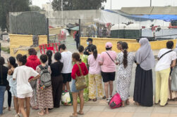 FOTODELDIA CEUTA, 05/09/2026.- Traslado de mujeres que estaban alojadas en el polideportivo de la barriada del Príncipe Alonso para ser reubicadas en una nave del polígono del Tarajal de Ceuta. El Gobierno de la Nación continúa buscando y habilitando espacios en distintas zonas de la ciudad para la acogida de los migrantes que permanecen viviendo en las calles mientras que los vecinos siguen oponiéndose a su ubicación en determinados sitios. EFE/Reduán