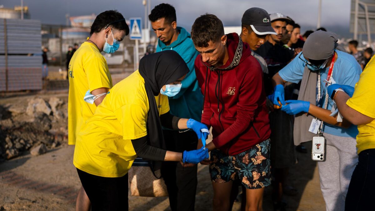Ceuta (Spain), 18/09/2026.- A handout picture provided by Spain's Ministry of Inclusion, Social Security and Migration shows migrants who had been living at Benitez Beach arriving at a new temporary reception centre in Ceuta, Spain, 18 September 2026. The facility has capacity for 1,700 people. The relocation follows the arrival of thousands of migrants in Ceuta from Morocco in late July 2026. (Marruecos, España) EFE/EPA/MIGRATION MINISTRY / HANDOUT EDITORIAL USE ONLY ONLY AVAILABLE TO ILLUSTRATE THE ACCOMPANYING NEWS (MANDATORY CREDIT)HANDOUT EDITORIAL USE ONLY/NO SALES