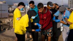 Ceuta (Spain), 18/09/2026.- A handout picture provided by Spain's Ministry of Inclusion, Social Security and Migration shows migrants who had been living at Benitez Beach arriving at a new temporary reception centre in Ceuta, Spain, 18 September 2026. The facility has capacity for 1,700 people. The relocation follows the arrival of thousands of migrants in Ceuta from Morocco in late July 2026. (Marruecos, España) EFE/EPA/MIGRATION MINISTRY / HANDOUT EDITORIAL USE ONLY ONLY AVAILABLE TO ILLUSTRATE THE ACCOMPANYING NEWS (MANDATORY CREDIT)HANDOUT EDITORIAL USE ONLY/NO SALES