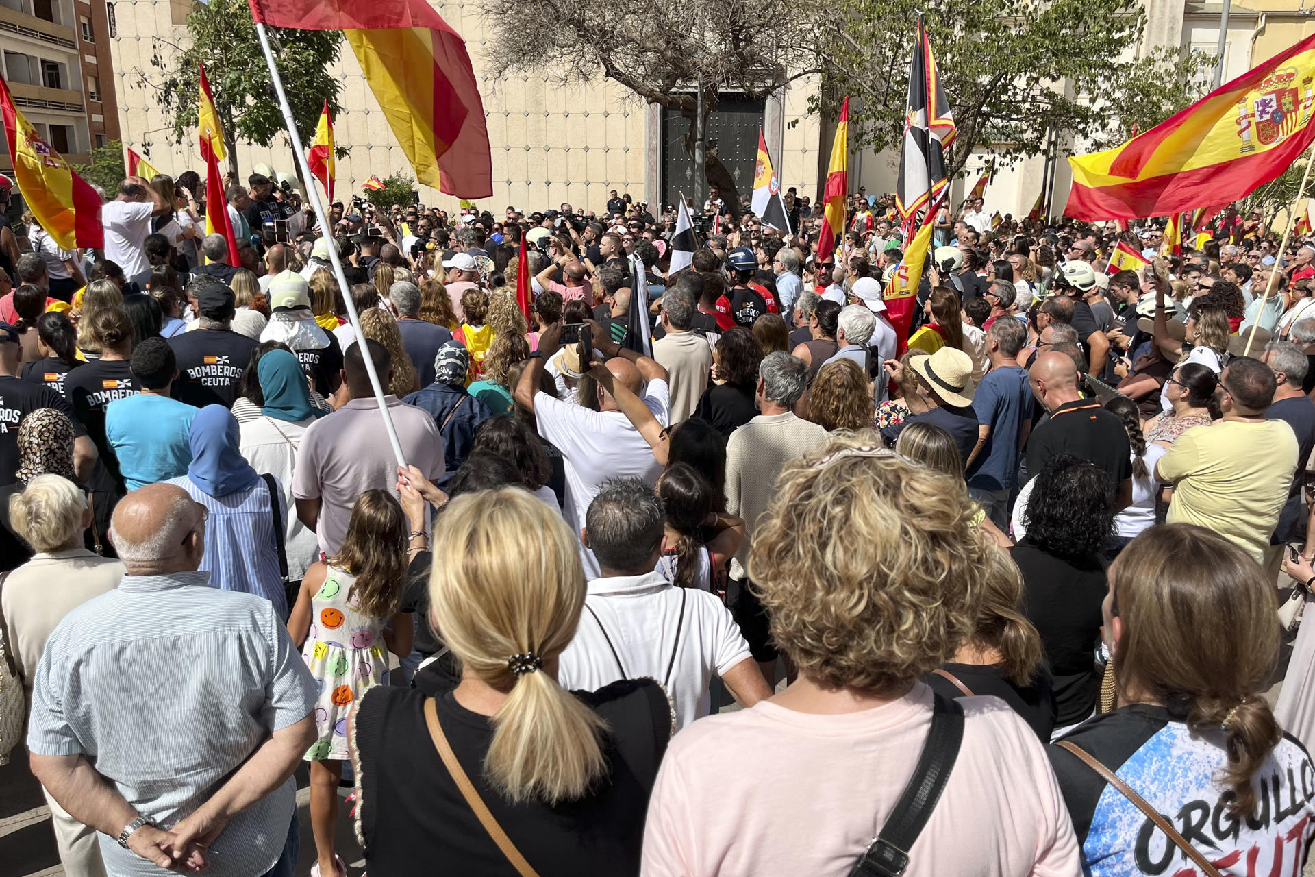 CEUTA, 31/08/2026.- Los bomberos de Ceuta han convocado una concentración este lunes ante la sede de la Delegación del Gobierno que pretende reunir a todos los servicios de primera línea de la ciudad para reclamar "medios, recursos y soluciones" por la crisis que afecta a la autonomía ceutí. EFE/Reduan