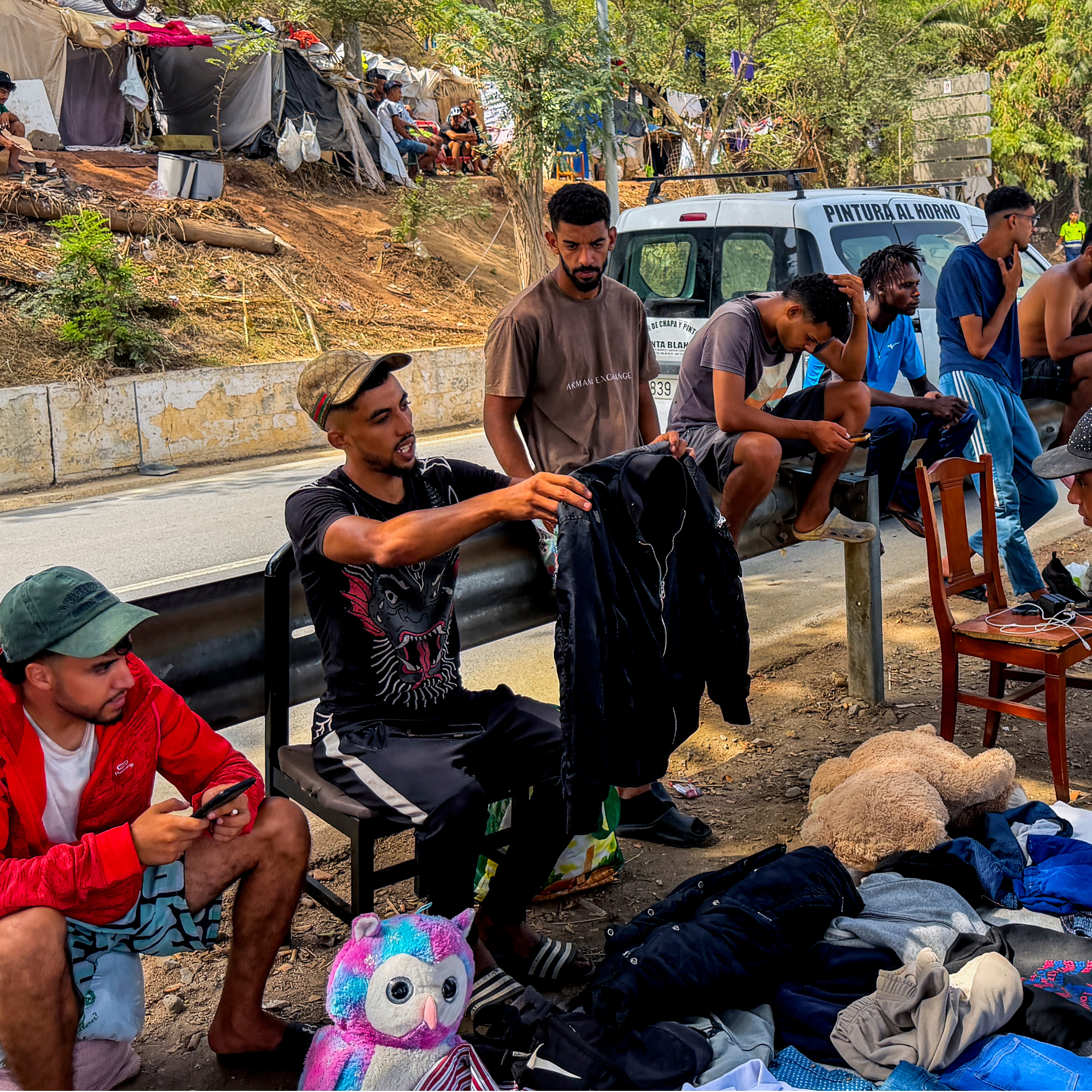 Un migrante que se dedica a vender artículos en puestos ambulantes que se han levantado en la playa de El Trampolín de Ceuta ha asegurado este lunes.