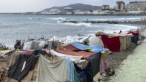 CEUTA, 20/09/2026.- Amanece este domingo en la playa del Trampolín en Ceuta. Varios miles de personas que entraron masivamente a la ciudad continúan acampados en las playas de Benítez y Trampolín a la espera de nuevos centros de acogida en Ceuta. EFE/Reduan