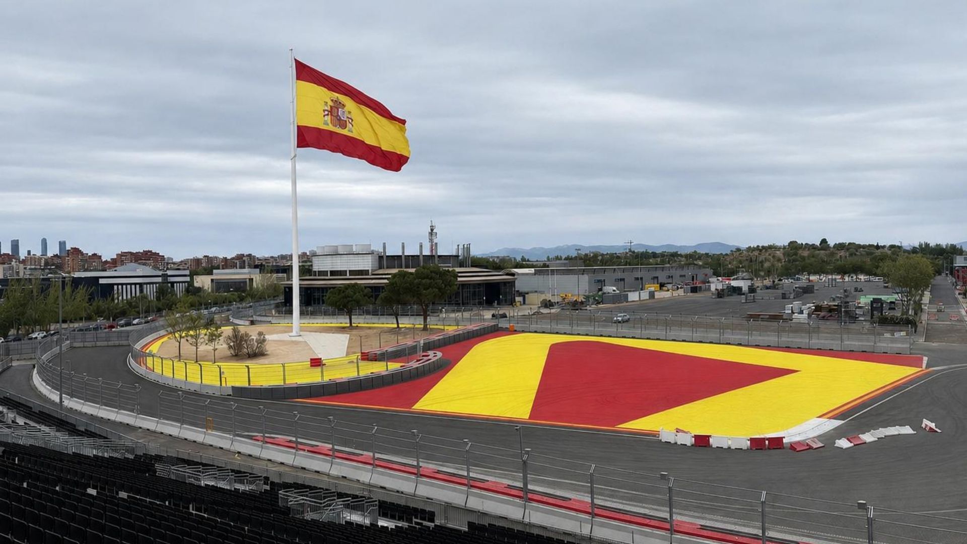 Trabajos de preparación del circuito de F1 en Madrid.