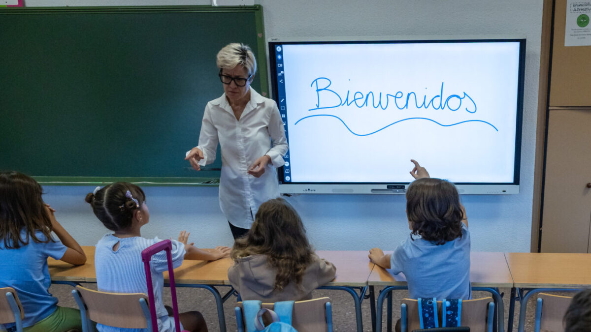 TOLEDO, 08/09/2025.- Inicio del curso escolar en el Colegio San Lucas y María de Toledo, este lunes. La vuelta al cole arranca este curso 2025-2026 con alrededor de 8 millones de alumnos, pero con menos matrículas en Infantil, donde la constante caída de la natalidad sigue haciendo mella y se deja notar ya en etapas posteriores. EFE/ Ángeles Visdómine