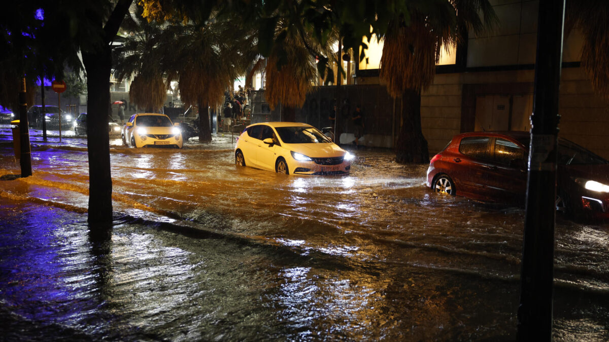 GRAF8395. VALENCIA, 16/09/2026.- Coches circulan por una calle inundada tras las fuertes lluvias caídas en Valencia, este miércoles. Los bomberos del Consorcio Provincial de Valencia han llevado ya a cabo, desde las ocho de la tarde, unos 25 servicios relacionados con las lluvias y tormentas que recorren València y su área metropolitana, hasta el momento sin incidentes graves. EFE/ Ana Escobar