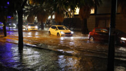 GRAF8395. VALENCIA, 16/09/2026.- Coches circulan por una calle inundada tras las fuertes lluvias caídas en Valencia, este miércoles. Los bomberos del Consorcio Provincial de Valencia han llevado ya a cabo, desde las ocho de la tarde, unos 25 servicios relacionados con las lluvias y tormentas que recorren València y su área metropolitana, hasta el momento sin incidentes graves. EFE/ Ana Escobar
