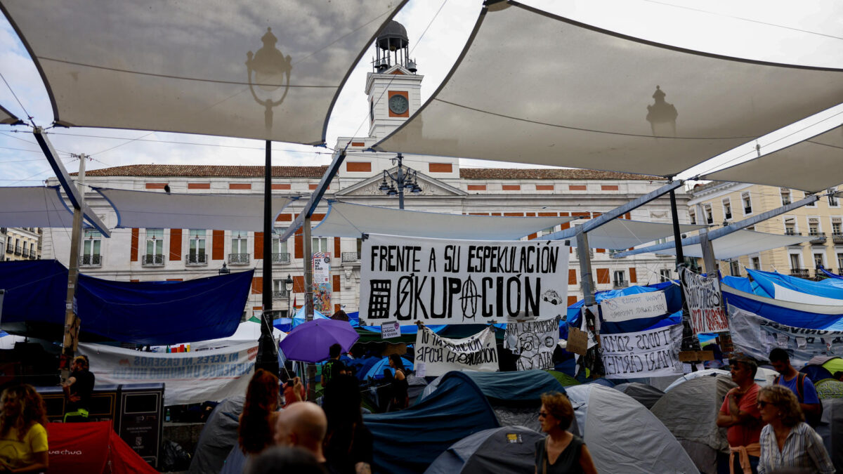 MADRID, 29/09/2026.- Vista de la Puerta del Sol donde unas mil personas llevan acampadas ya tres noches en protesta por la situación de la vivienda. La Comunidad de Madrid ha dado 48 horas para que la Delegación del Gobierno desmantele la acampada "ilegal" de la Puerta del Sol en protesta por la situación de la vivienda y el desahucio de Maricarmen, o de lo contrario acudirá a los tribunales, incluida la vía penal contra el delegado del Gobierno, Francisco Martín. EFE/ Rodrigo Jiménez