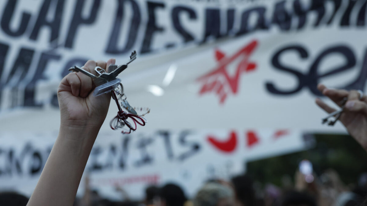BARCELONA, 28/09/2026.- Varias personas participan este lunes en una manifestación convocada por el Sindicat de Llogateres de Catalunya y el Sindicat dHabitatge Socialista de Catalunya frente al lugar donde se celebra un acto al que asiste el presidente de Gobierno, Pedro Sánchez, para reclamar que el decreto sobre vivienda incluya la opción de contratos indefinidos, frente al Palau de Congressos de Catalunya en Barcelona. EFE/ Toni Albir