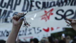 BARCELONA, 28/09/2026.- Varias personas participan este lunes en una manifestación convocada por el Sindicat de Llogateres de Catalunya y el Sindicat dHabitatge Socialista de Catalunya frente al lugar donde se celebra un acto al que asiste el presidente de Gobierno, Pedro Sánchez, para reclamar que el decreto sobre vivienda incluya la opción de contratos indefinidos, frente al Palau de Congressos de Catalunya en Barcelona. EFE/ Toni Albir
