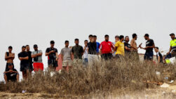 CEUTA, 06/09/2026.- Varios migrantes observan desde un monte la multitudinaria protesta en Ceuta para reclamar que se garanticen los derechos de los niños que residen allí, privados en el último mes de numerosas actividades tras la entrada masiva de decenas de miles de migrantes desde Marruecos. EFE/ Reduan
