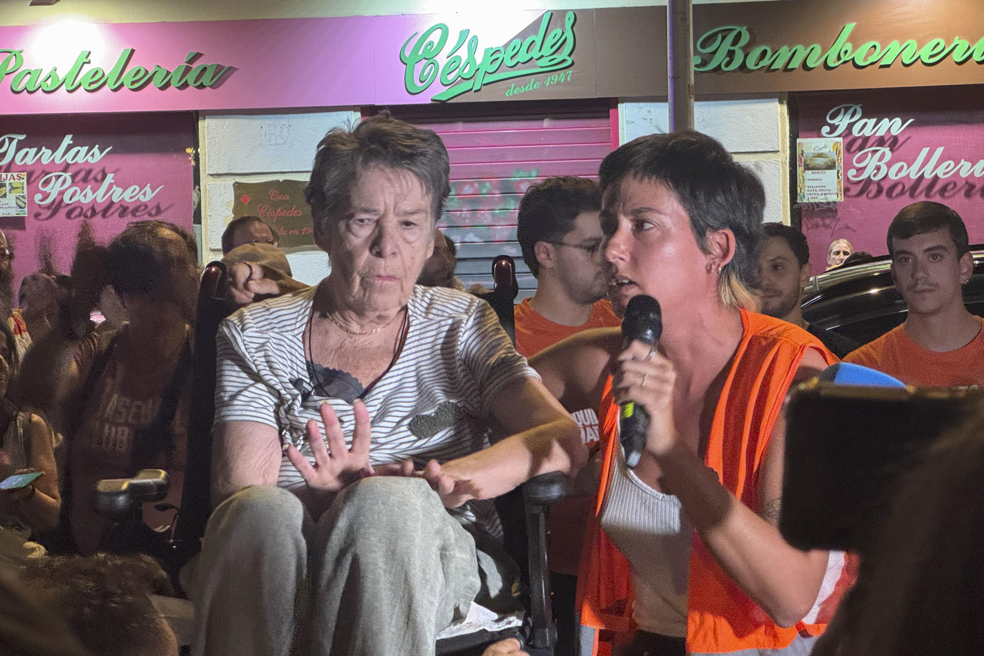 MADRID, 22/09/2026.- La vecina de 87 años, Maricarmen Abascal (i), acompañada por representantes del movimiento vecinal ´Inquilinas de Madrid´, se han concentrado este martes en la madrileña calle de Alcalde Sainz de Baranda ante el intento de desahucio de su vivienda situada en la madrileña calle Alcalde Sainz de Baranda. EFE / Nahia Peciña.