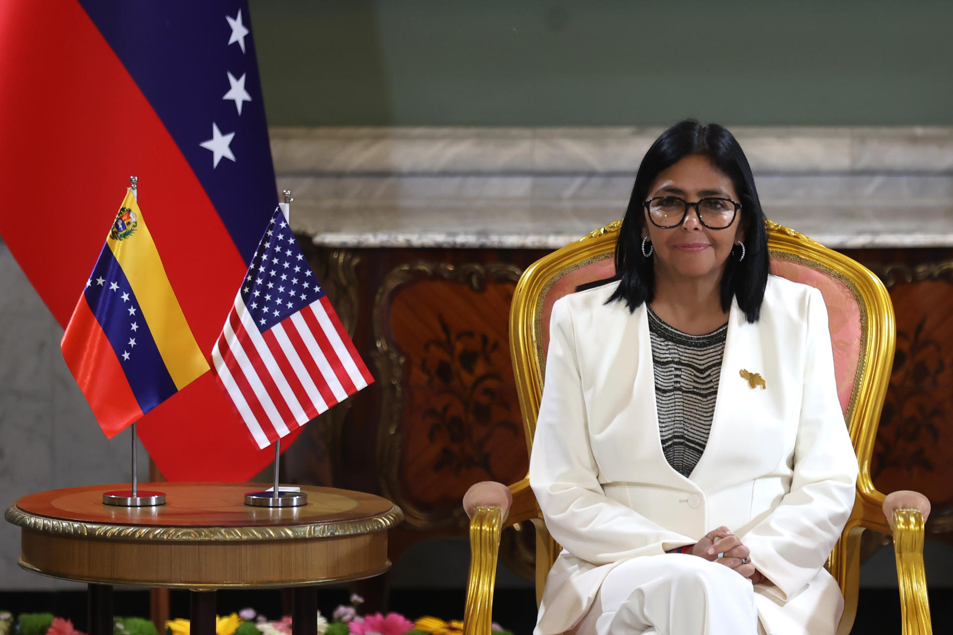 AME3899. CARACAS (VENEZUELA), 02/09/2026.- La presidenta encargada de Venezuela, Delcy Rodríguez, reacciona durante una reunión con el secretario de Energía de Estados Unidos, Chris Wright, este miércoles en Caracas (Venezuela). Venezuela firmó acuerdos petroleros con la empresa estadounidense Chevron y la italiana Eni en presencia de Rodríguez y de Wright quien visita Caracas. EFE/ Ronald Peña R