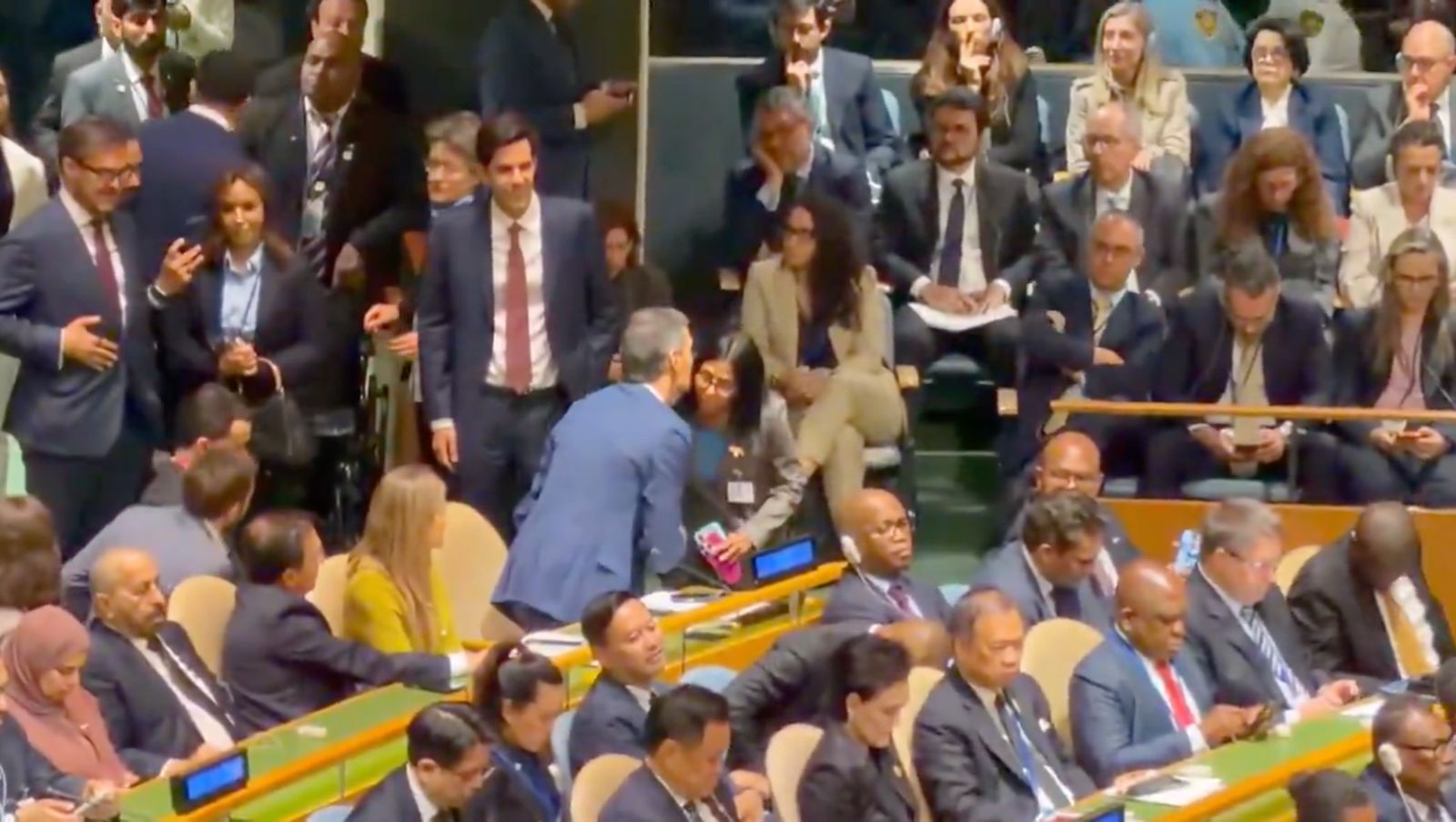 Delcy Rodríguez se acerca a saludar a Pedro Sánchez