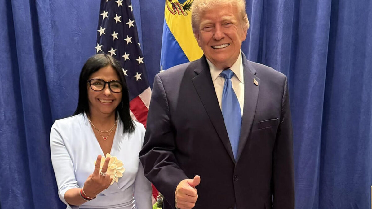 AME9821. NUEVA YORK (ESTADOS UNIDOS), 22/09/2026.- Fotografía difundida en la cuenta oficial en X @delcyrodriguezv de la presidenta interina de Venezuela, Delcy Rodríguez, posando junto al presidente de EE.UU., Donald Trump, este martes, en un encuentro que supone un acercamiento inédito entre Washington y Caracas, en Nueva York (Estados Unidos). EFE/ @delcyrodriguezv / SOLO USO EDITORIAL/ SOLO DISPONIBLE PARA ILUSTRAR LA NOTICIA QUE ACOMPAÑA (CRÉDITO OBLIGATORIO)