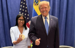 AME9821. NUEVA YORK (ESTADOS UNIDOS), 22/09/2026.- Fotografía difundida en la cuenta oficial en X @delcyrodriguezv de la presidenta interina de Venezuela, Delcy Rodríguez, posando junto al presidente de EE.UU., Donald Trump, este martes, en un encuentro que supone un acercamiento inédito entre Washington y Caracas, en Nueva York (Estados Unidos). EFE/ @delcyrodriguezv / SOLO USO EDITORIAL/ SOLO DISPONIBLE PARA ILUSTRAR LA NOTICIA QUE ACOMPAÑA (CRÉDITO OBLIGATORIO)