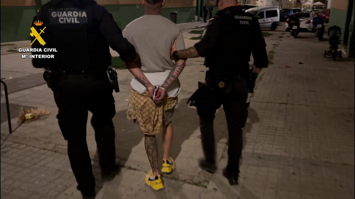 08/09/2026 Huelva.-Sucesos.-AMP.- Detenidos tres presuntos implicados en tiroteo de Isla Cristina que costó la vida a tres personas. La Guardia Civil de Huelva ha detenido a tres hombres presuntamente implicados en el tiroteo de Isla Cristina producido el pasado domingo, 16 de agosto, que cobró la vida de una mujer de 39 años embarazada de ocho meses, otra mujer de 62 años y un menor de 16 ajeno a los enfrentamientos entre clanes. SOCIEDAD GUARDIA CIVIL