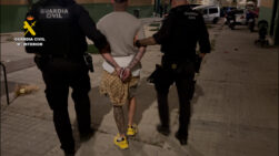 08/09/2026 Huelva.-Sucesos.-AMP.- Detenidos tres presuntos implicados en tiroteo de Isla Cristina que costó la vida a tres personas. La Guardia Civil de Huelva ha detenido a tres hombres presuntamente implicados en el tiroteo de Isla Cristina producido el pasado domingo, 16 de agosto, que cobró la vida de una mujer de 39 años embarazada de ocho meses, otra mujer de 62 años y un menor de 16 ajeno a los enfrentamientos entre clanes. SOCIEDAD GUARDIA CIVIL