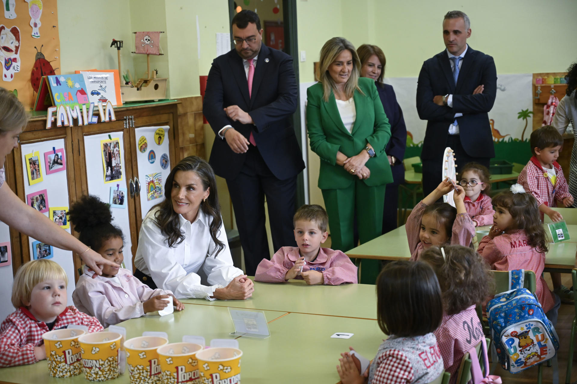 OVIEDO (ESPAÑA), 17/09/2026.- La reina Letizia (c-i), junto con el presidente de Asturias, Adrián Barbón (c) y la ministra de Educación, Milagros Tolón (c-d) durante el acto del inicio del curso escolar este jueves en su antiguo colegio, La Gesta, en Oviedo. EFE/ Eloy Alonso