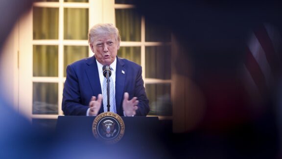 WASHINGTON (United States), 18/09/2026.- US President Donald Trump speaks to more than 100 hunters and fishermen at a dinner in the Rose Garden of the White House in Washington, DC, USA, 17 September 2026. Trump spoke about lifting restrictions on hunting and fishing on public lands. EFE/EPA/JIM LO SCALZO / POOL