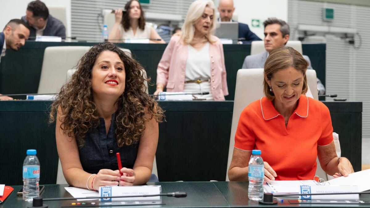 La concejala del PSOE, Emma López, y la portavoz del PSOE en el Ayuntamiento, Reyes Maroto