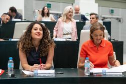 La concejala del PSOE, Emma López, y la portavoz del PSOE en el Ayuntamiento, Reyes Maroto