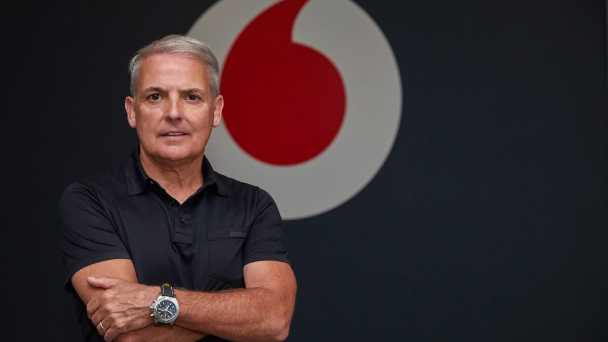 24/09/2026 El presidente y consejero delegado de Zegona, Eamonn O'Hare. La firma de inversión británica Zegona, propietaria de Vodafone España, ha presentado este jueves su nuevo marco de asignación de capital y ha anunciado una retribución de 400 millones de euros a los accionistas, que comprende un dividendo ordinario de 200 millones de euros y un nuevo programa de recompra de acciones por otros 200 millones de euros. ECONOMIA VODAFONE ESPAÑA